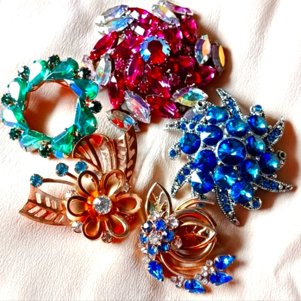 GORGEOUS VINTAGE BROOCHES WITH  PRONG SET SATURATED STONES!